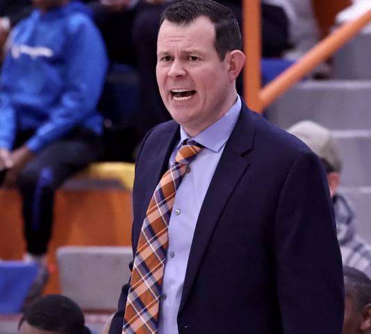 barstoolsports's tweet photo. The new coach of Alabama State basketball, Chris Wright, was working shifts at Outback Steakhouse by day and recruiting by night https://t.co/X678dX7ONV