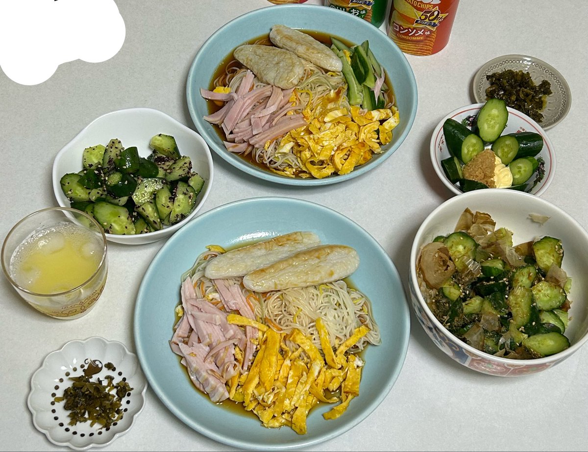 tarosuke122425's tweet photo. 7/7
七夕🎋
乾麺の日（乾麺デー）•そうめんの日
冷やし中華の日
カルピスの日
赤しその日
笹かまの日
高菜の日
チップスターの日
でしたので

夕食は
そうめん版冷やし中華
きゅうりのゆかり和え🥒🧂
などでした

手作り冷やし中華タレ、レモン汁🍋多めだからか、旦那には酸っぱかったみたいです💦 https://t.co/qp9mN5GzGL