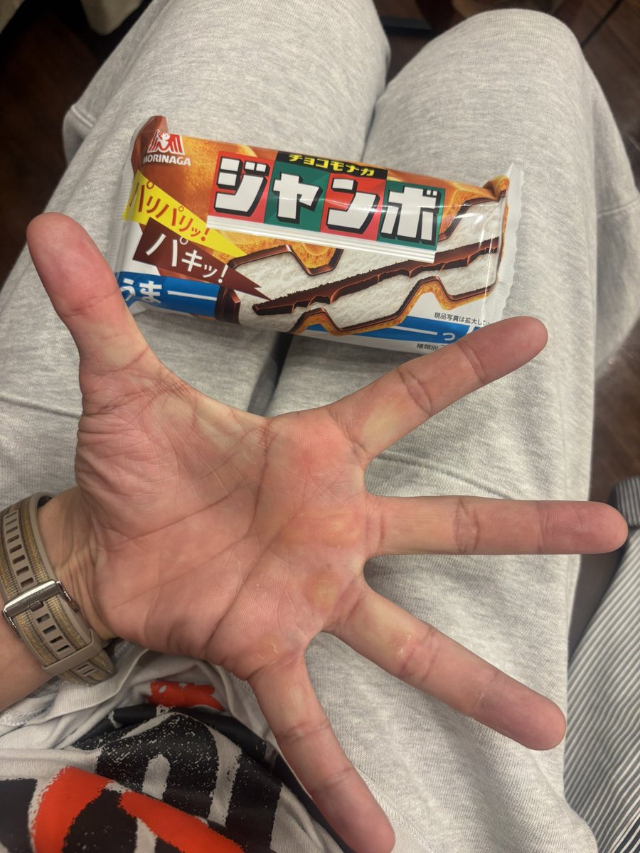 ryomaTDR's tweet photo. 七夕ということで🎋

チョコモナカジャンボ！
手のひらも、ジャンボ！

#手の大きさが邪魔して商品の大きさ分かりづらくなりがち🙆‍♂️ https://t.co/j5UAXGBjU3