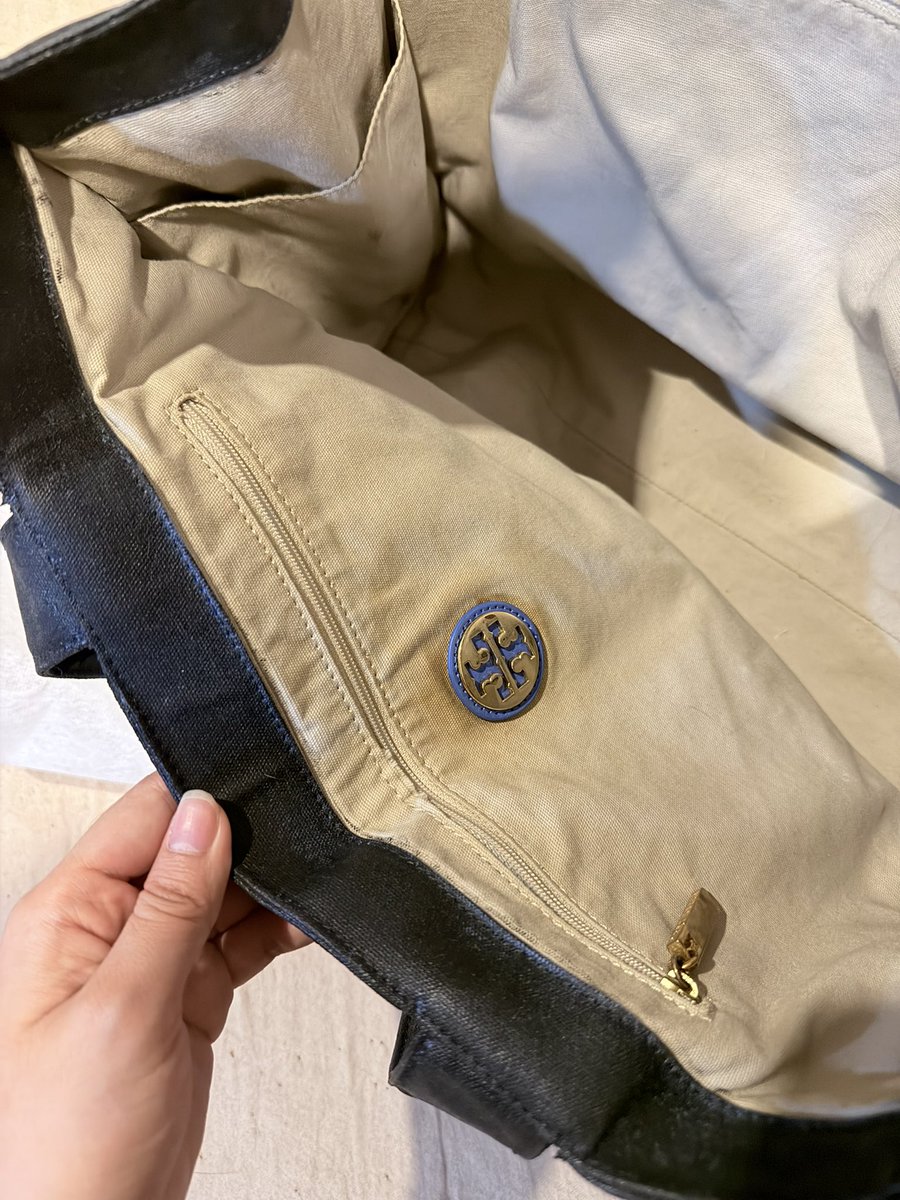 Reallyy__y's tweet photo. ส่งต่อ กระเป๋า tory burch 
น้องเป็นกระเป๋าแคนวาส ก่อนหน้านี้น้องสีน้ำเงิน แต่เราย้อมสีน้องเองค่ะ ขอคนรับได้นะคะ  350.- free shipping 👩🏻‍❤️‍💋‍👩🏻

#ส่งต่อกระเป๋า #กระเป๋ามือสอง #โล๊ะตู้มือสอง #โล๊ะตู้เสื้อผ้า #กระเป๋ามือสอง #กระเป๋าสะพาย https://t.co/FPLBtlwFT2