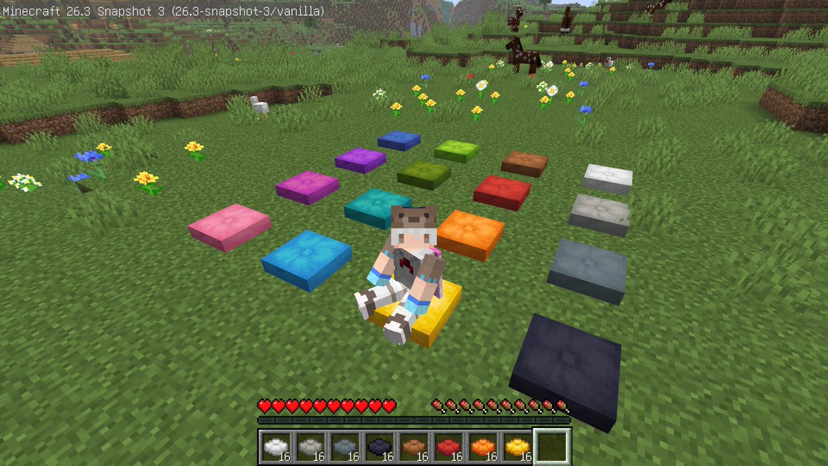 abc_kuma1025's tweet photo. 【26.3 Snapshot 3】
Minecraftに新しく「クッション(Cushion)」が実装されました～！
同じ色の羊毛のハーフブロックを使うことでクラフトできます！
最大の特徴は、右クリックで座ることができるところです！！
遂に、好きなところで座れるようになったんだね！！😭 https://t.co/9PlVCq67nF