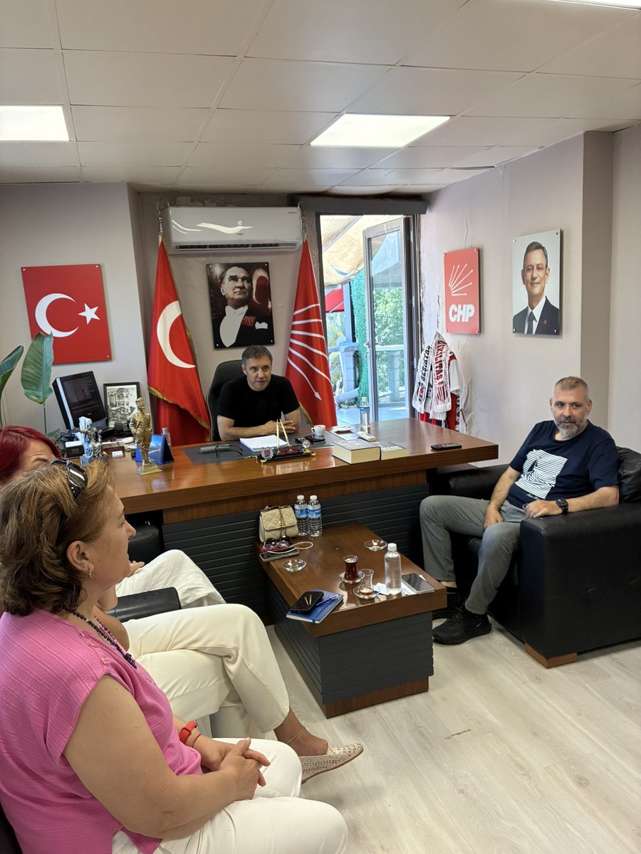 chpbesiktasilce's tweet photo. Sosyal Politikalar ve Kent Yoksulluğu Komisyonu Başkanı Sinan Karaca ve komisyon üyeleri, İlçe Başkanımız Mehmet Arslan’ı ziyaret etti. https://t.co/HJIOAjqZh7