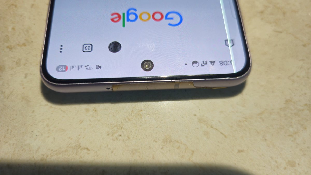 AmanKispota's tweet photo. Harassment by @SamsungIndia! S21 FE got a #GreenLine after update. Phone is within 3-year policy window.Ranchi center (Job: 4438247843) calls normal cover scuffs "damage" to deny free repair. Glass is 100% scratchless! @SamsungMobile @jagograhakjago https://t.co/qU8j7HnJvG