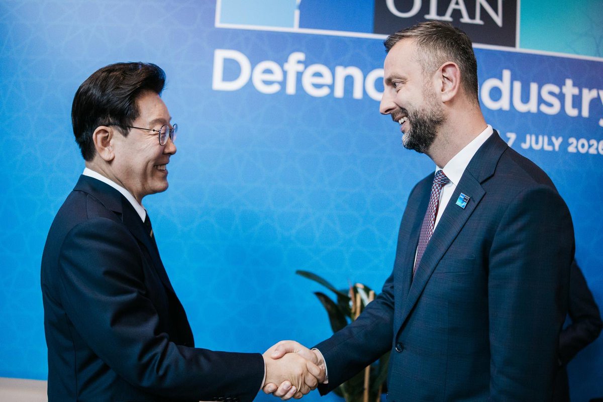 KosiniakKamysz's tweet photo. Spotkanie z Prezydentem Korei Południowej oraz ministrami obrony i spraw zagranicznych 🇵🇱🤝🇰🇷

Rozmawialiśmy o kolejnym etapie naszej współpracy: wspólnej produkcji, transferze technologii oraz rozwoju programów K2, K9, FA-50 i Chunmoo.

Nie rozmawiamy wyłącznie o zakupach, rozmawiamy o tym, co możemy wspólnie produkować i rozwijać w Polsce. Dokładnie taki kierunek będziemy utrzymywać w negocjacjach! 🇵🇱