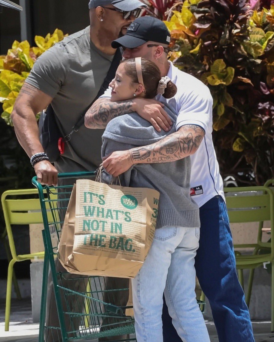 itsarianait's tweet photo. 🚨🚨 new photo of ariana and ricky spotted in boca raton https://t.co/2VwkgBxVKV