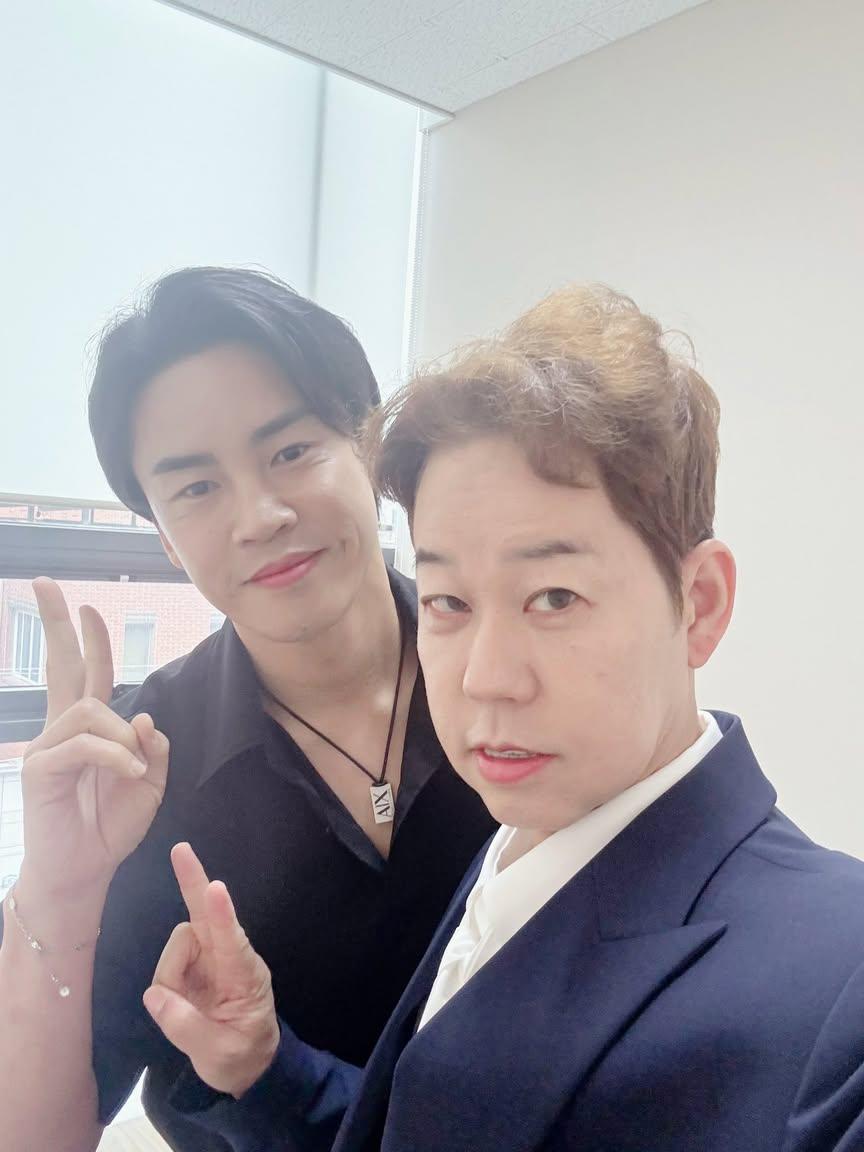 geon_k513's tweet photo. 오전 구미 고아농협 원호 하나로마트 노실 뒤풀이는 오리 백숙집 울 누나 생파~올 만에 다시 뭉친 누님들 두손무섭게 선물까지감사합니다.오후엔 대백 프라자 끝나고 울 장인환쌤~~초대해��셔서 감사합니다. 여러므로신경써준 울 황대순누님. 형을 에스코프해준 한길동생 울 누나 모두모두 고맙습니다. https://t.co/B4j1ShbWpq