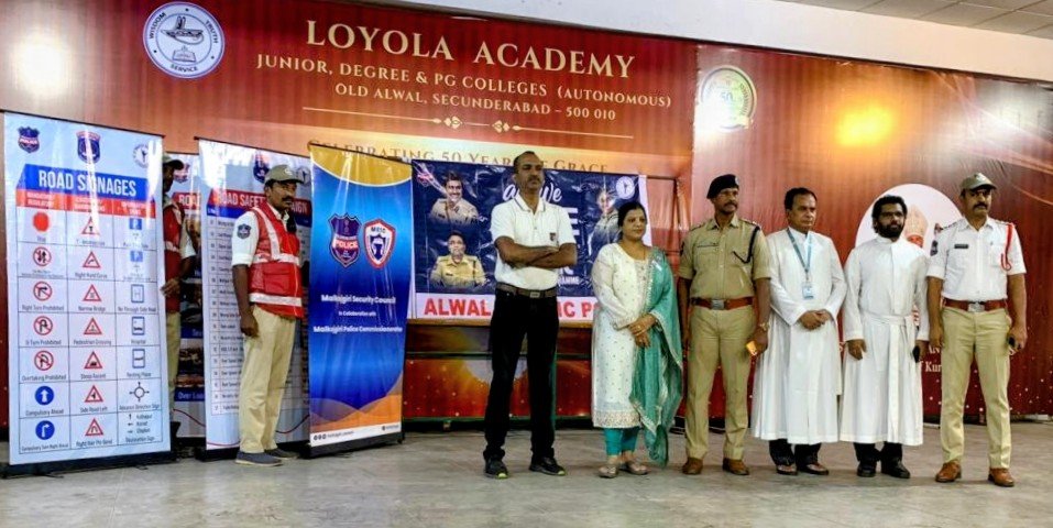 amksocialwork's tweet photo. As part of @MKSC_Malkajgiri #Traffic & #RoadSafety Forum, spoke at the Traffic Rules & Road #Safety awareness program that was conducted for Old Alwal #Loyola College #students 500+ by @MKJTRAFFIC along with #MKSC under the leadership of @MalkajgiriCop .
The session was Lead by ACP Traffic Trimulgherry Mr Shankar Raju & team. It was a high energy session for the students & the emphasis was on the importance of following traffic rules & maintaining RoadSafety, for everyone's safety!
 #ArriveAlive #MeeSuraksha #TrafficRules #RoadSafety #PedestrianSafety #Malkajgiri