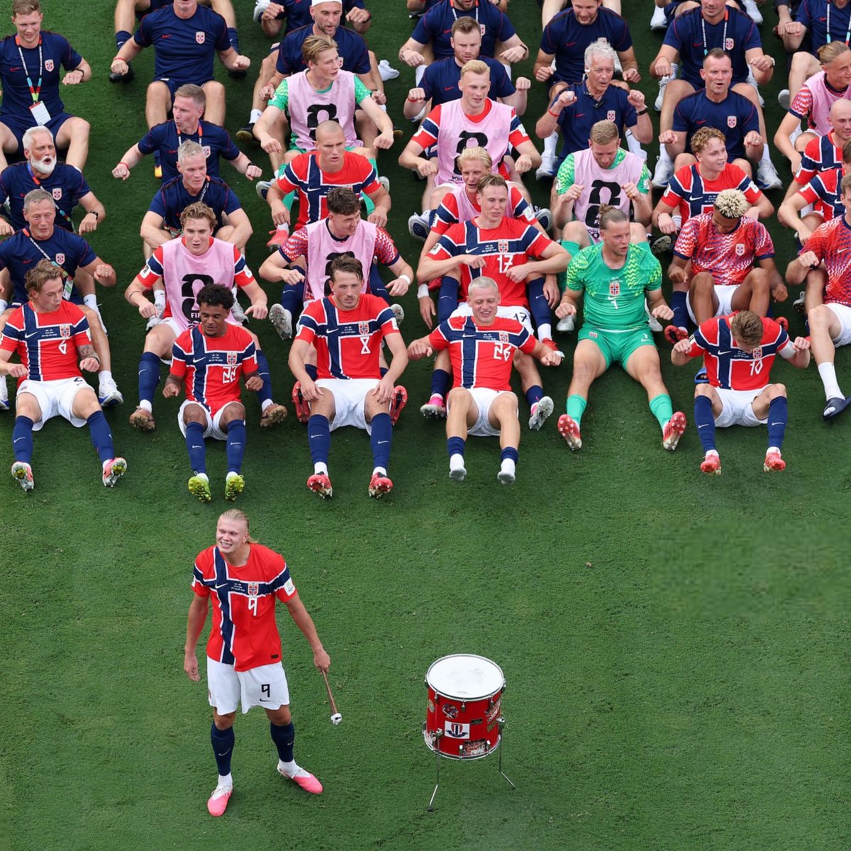 TouchlineX's tweet photo. 🚨 𝗝𝗨𝗦𝗧 𝗜𝗡: Several Norway players are currently feeling weak and have developed coughs ahead of Saturday's quarter-final against England.

Jørgen Strand Larsen previously had a fever. Marcus Holmgren Pedersen also missed the win over Brazil through illness.

— @RMCsport https://t.co/GCQHOUhDxA