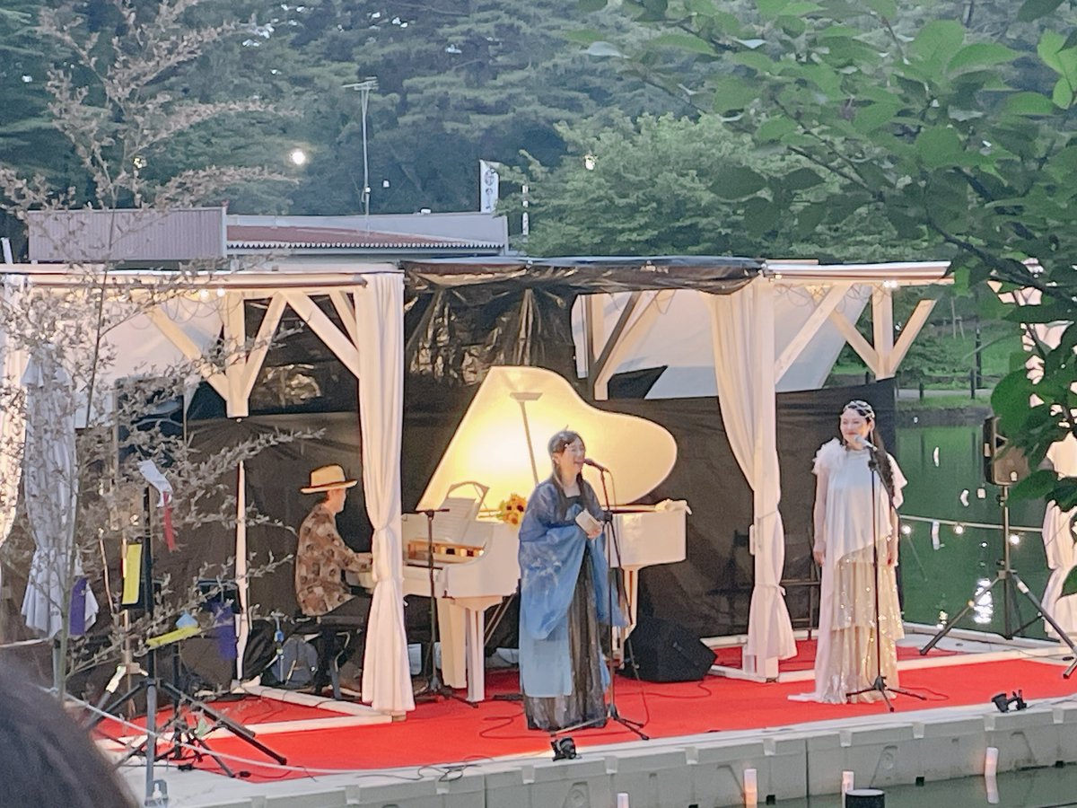 aya_ri16's tweet photo. 昨日は大宮公園で行われている七夕イベントに行ってきました✨️
お目当てはボート池でライブをしていたAKKOさんとFOXYさん❤️
お二人とも織姫のようなキラキラで素敵な衣装で一目見た時から見とれてました🥹

ライブも力強いのに優しい歌声が大宮公園中に響いてました🥺ハモリもとっても綺麗でした😭 https://t.co/eKW7nbbbGh