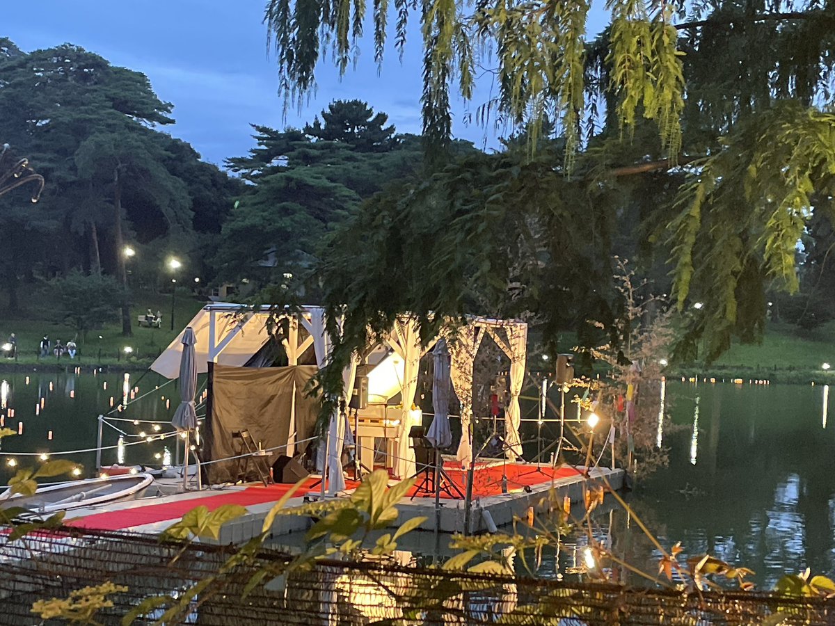 aya_ri16's tweet photo. 昨日は大宮公園で行われている七夕イベントに行ってきました✨️
お目当てはボート池でライブをしていたAKKOさんとFOXYさん❤️
お二人とも織姫のようなキラキラで素敵な衣装で一目見た時から見とれてました🥹

ライブも力強いのに優しい歌声が大宮公園中に響いてました🥺ハモリもとっても綺麗でした😭 https://t.co/eKW7nbbbGh