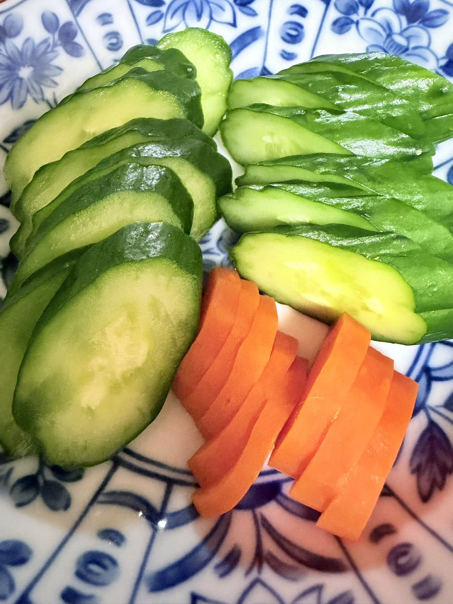 tamsenchi's tweet photo. ぬか漬け2回目、24時間漬けた
きゅうり端っこより真ん中の方がよく漬かってる

ぬか漬けっぽい味する！ https://t.co/2WGH8VJfXU