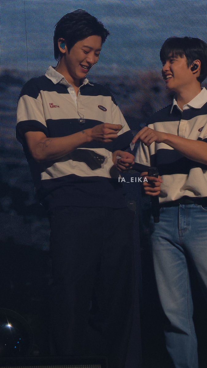_ChanaDO's tweet photo. เป็นรูปที่เห็นแล้วยิ้มตามเลย แค่เล่นฉีกคอนเฟตติแต่พี่ชานยอลกับคยองซูหัวเราะสนุกดูมีความสุขกันมาก https://t.co/JmwaYp1aA1