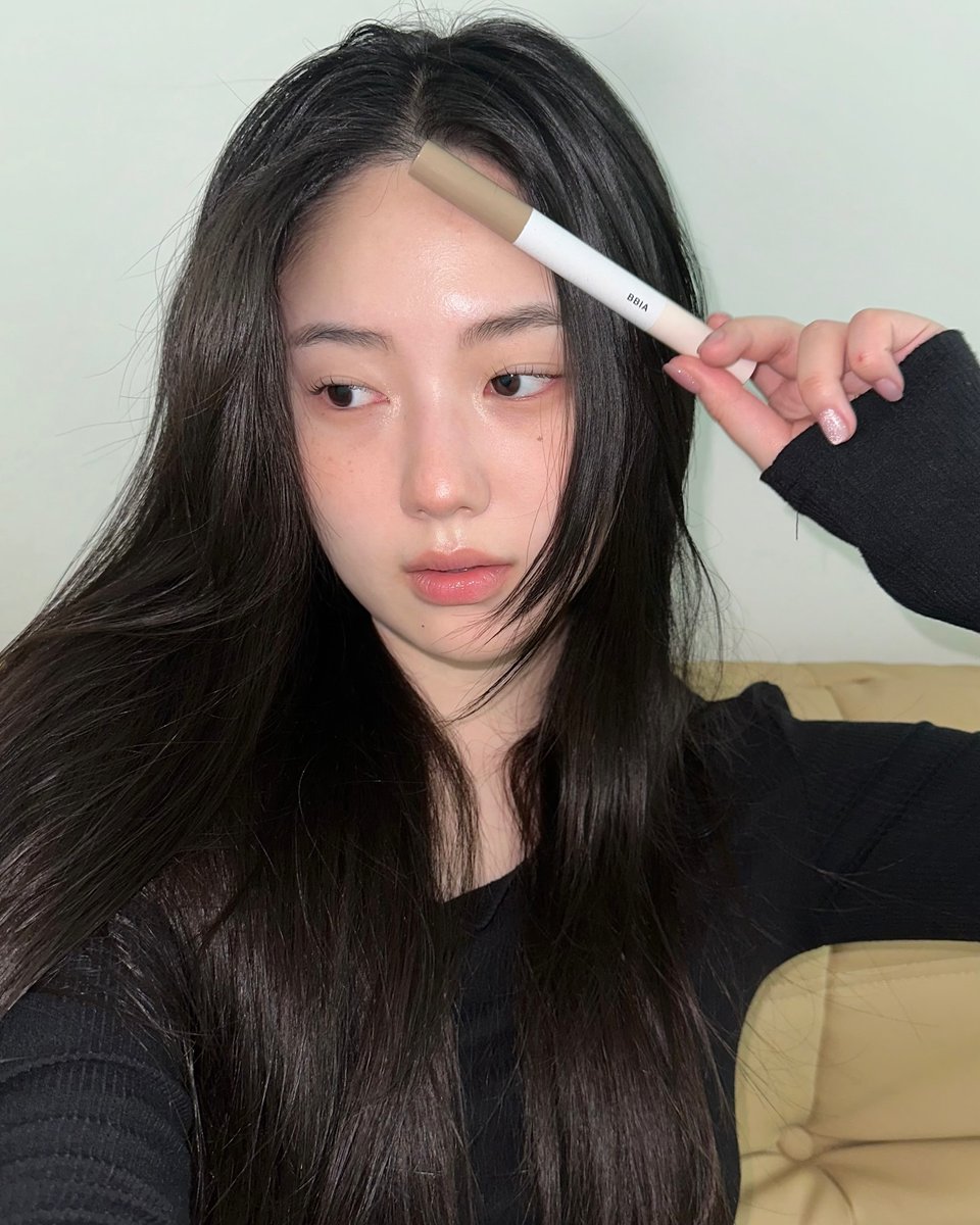 rindada_33r's tweet photo. five extra minutes before leaving the house, spent entirely on the details no one else notices but me 🖤 https://t.co/v0GtTbUs06