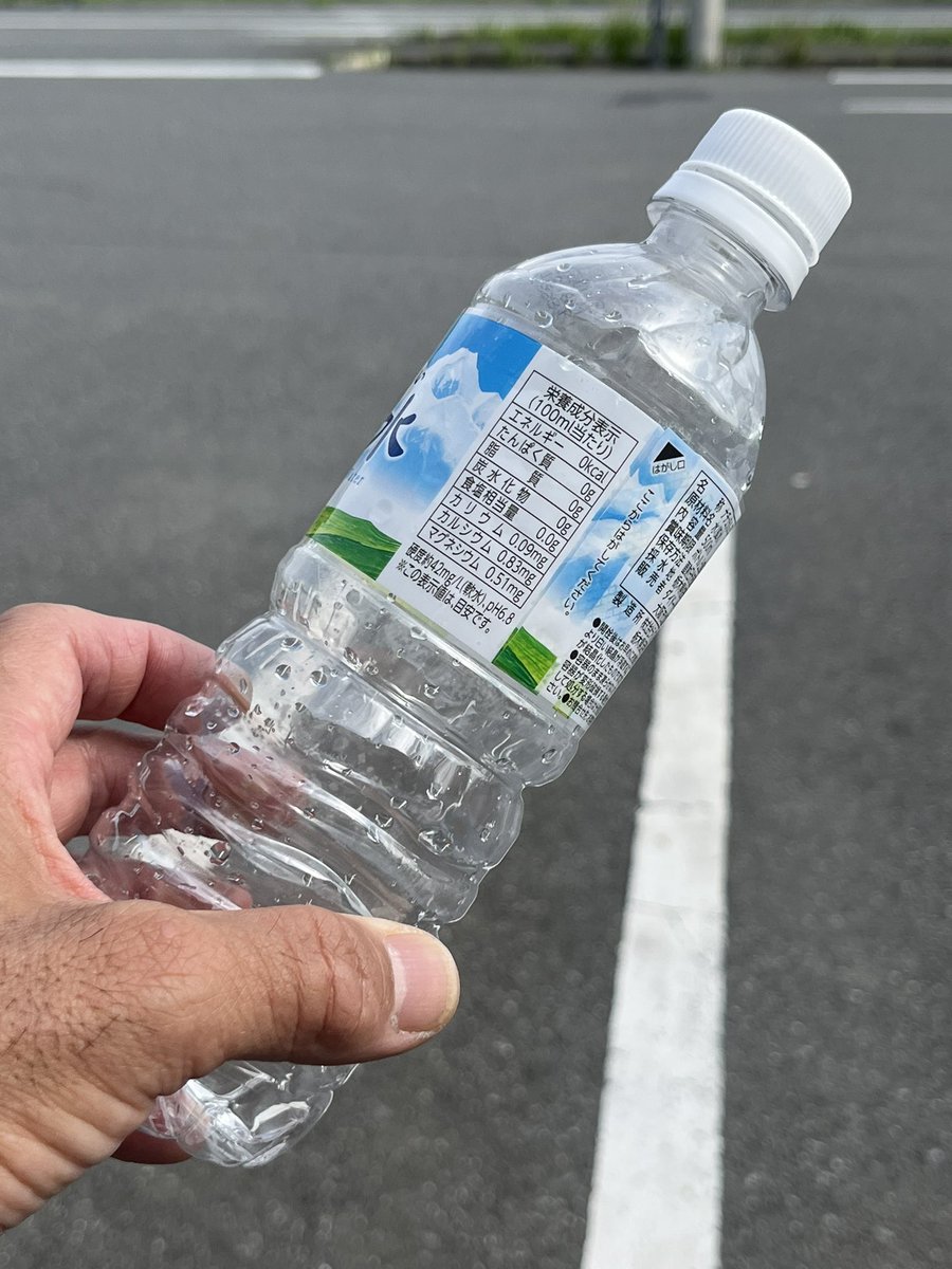 yakiman100's tweet photo. 月火曜日まとめ
採血後の朝食のテラス席人慣れしたスズメと遊ぶ
ランチはコナズ珈琲のモチコチキンカレー🍛

今朝は1週間ぶりでハーフラン
キロ6ペース維持
19km陸橋登りで力尽きたw
#朝ラン #1ラン1ゴミ拾い https://t.co/XDB6EUJhZ8