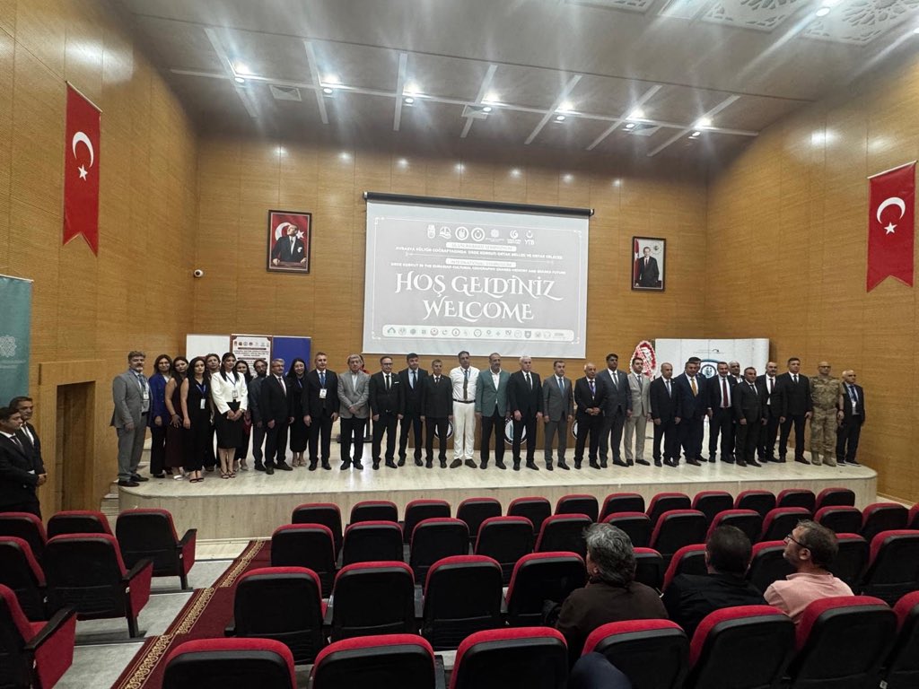 AKMB_govtr's tweet photo. Atatürk Kültür Merkezi Başkanlığı ve Bayburt Üniversitesi Rektörlüğü iş birliğiyle 7-9 Temmuz 2026 tarihleri arasında Bayburt’ta düzenlenecek olan  “Avrasya Kültür Coğrafyasında Dede Korkut, Ortak Bellek ve Ortak Gelecek Sempozyumu” bugün başladı. 

Sempozyumun açılış töreni Bayburt Üniversitesi Kültür Merkezi Fuat Sezgin Konferans Salonu’nda yapıldı. Saat 14.00’da İstiklâl Marşı ve saygı duruşu ile başlayan tören protokol konuşmalarıyla devam etti. Bayburt Üniversitesi Rektörü Sayın Prof. Dr. Mutlu Türkmen’in konuklara hitabının ardından Atatürk Kültür Merkezi Başkanlığı tanıtım filmi gösterildi. Daha sonra kürsüye çıkan Kurum Başkanımız Doç. Dr. Zeki Eraslan, sempozyumun anlam ve önemine değindikten sonra Merkezimizin gerçekleştirdiği kimi faaliyetler ve projelere dikkat çekti. Doç. Dr. Eraslan’ın katılımcıları selamlamasının ardından kürsüye çıkan Bayburt Belediye Başkanı Sayın Mete Memiş ve Bayburt Valisi Sayın Mustafa Eldivan’ın konuşmalarıyla tören sona erdi. 

Sempozyum kısa bir aradan sonra eş zamanlı olarak iki salonda düzenlenen oturumlarla devam etti. Üç gün sürecek olan Dede Korkut Sempozyumu boyunca yurt dışından gelen konuk sanatçılar da şehir merkezinde halka açık konserler verecekler.