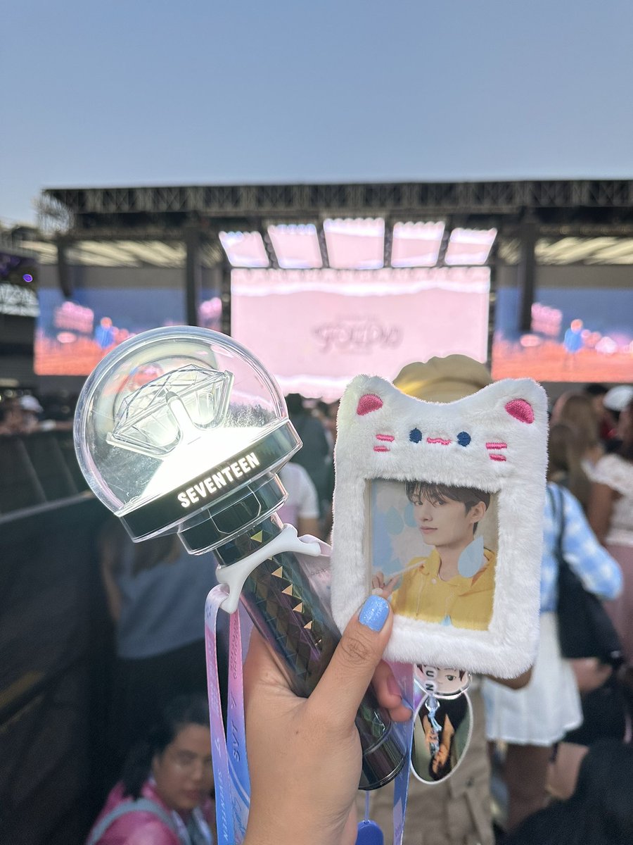 clar_kives's tweet photo. wts lfb seventeen ph

CARAT BONG V3 cbv3

-only used in concerts  (SVT Follow &amp; SVT RH)
-working in good condition
-complete inclusion 
-comes with free pc (random)

₱1,100 https://t.co/Yzzf2g1w03