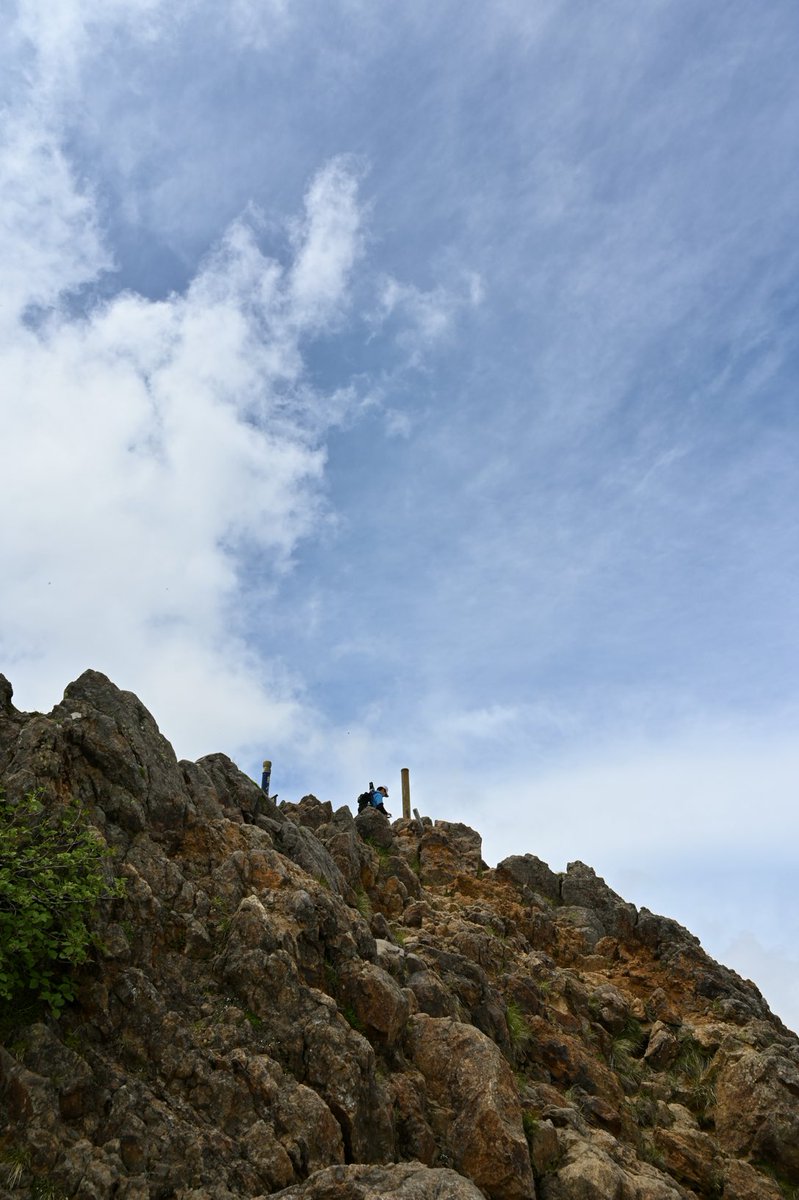 6_qfgg's tweet photo. 先日は命日記念に日本百名山⛰️の
八ヶ岳主峰「赤岳」に登って来ました

1年前から息子達を口説き
富士山は？北岳は？からの
なら赤岳にする？😂で決行！

が、1名体調不良に😂(陰性
お見舞い2件に挨拶回り数件もあり
万が一迷惑をかけぬようにと待機💦

写真は僅かに見えた青空でした！⤵️ https://t.co/pY7w0o3lV1