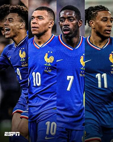 CarlosMaslaton's tweet photo. Los que critican a Francia porque tiene jugadores de origen "étnico" africano, ante todo, no entienden nada. Y, además, son racistas. Francia a efectos prácticos tiene predominio de ius solis como base de la adquisición de la nacionalidad, con algunos elementos de ius sanguinis que no afectan los derechos del ius solis. No sos de "raza" blanca y nacés en Francia sin padres franceses y a lo sumo a los 18 sos francés. Lo que irrita a los críticos es que sean negros. Si las colonias francesas de Africa hubiesesn sido de población blanca, o no-negra como las españolas en el Río de la Plata, verían el caso del seleccionado galo como normal. Qué dirían si ahora, por ejemplo, en Argentina comenzáramos a recibir inmigrantes no solo de Senegal sino de Angola, Mozambique, Nigeria, Gabón, Ghana o Guinea Ecuatorial, de forma masiva. Por ejemplo, unos 500 mil, cosa perfectamente posible con el orden constitucional argentino. En 20 años, por lógica poblacional, tendríamos 3, 4 ó 5 jugadores "negros" en el Seleccionado Argentino de Fútbol y nos representarían en los Mundiales. Con qué derecho alguien podría afirmar en ese caso que no son de Argentina sino de Africa? Los que son racistas ya se que no tienen arreglo, llevan una falla irremediable en el cerebro. Pero los que no lo son de alma, los que no se molestan por la diversidad del género humano y no obstante tildan a la selección francesa como africana, a éstos les digo: estudien un poco más cómo son y por qué se producen los movimientos de poblaciones a lo largo de la historia y cuáles son sus efectos, antes de postear comentarios inhumanos y vergonzosos en pleno siglo XXI.