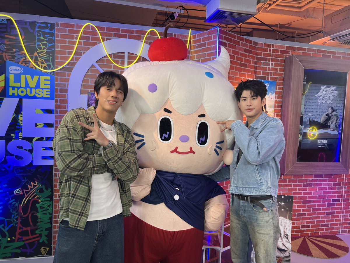 GMMTV's tweet photo. #GMMTVLiveHouse วันนี้อยู่กับ "มาร์ค" และ "นนน NILKNHAKE"  บอกเลยทั้ง 3 คนพร้อมคุยกันมากกก ใครพร้อมแล้ว มาเจอกันเลย!

YT : https://t.co/AnYHLZ1ZT2
TT : https://t.co/gdRjXTHxDQ

GMMTV Live House ทุกวันอังคาร และ พฤหัสบดี
เวลา 21:30 น. ทาง Youtube และ TikTok : GMMTV
#GMMTV https://t.co/ybZdjzWYES