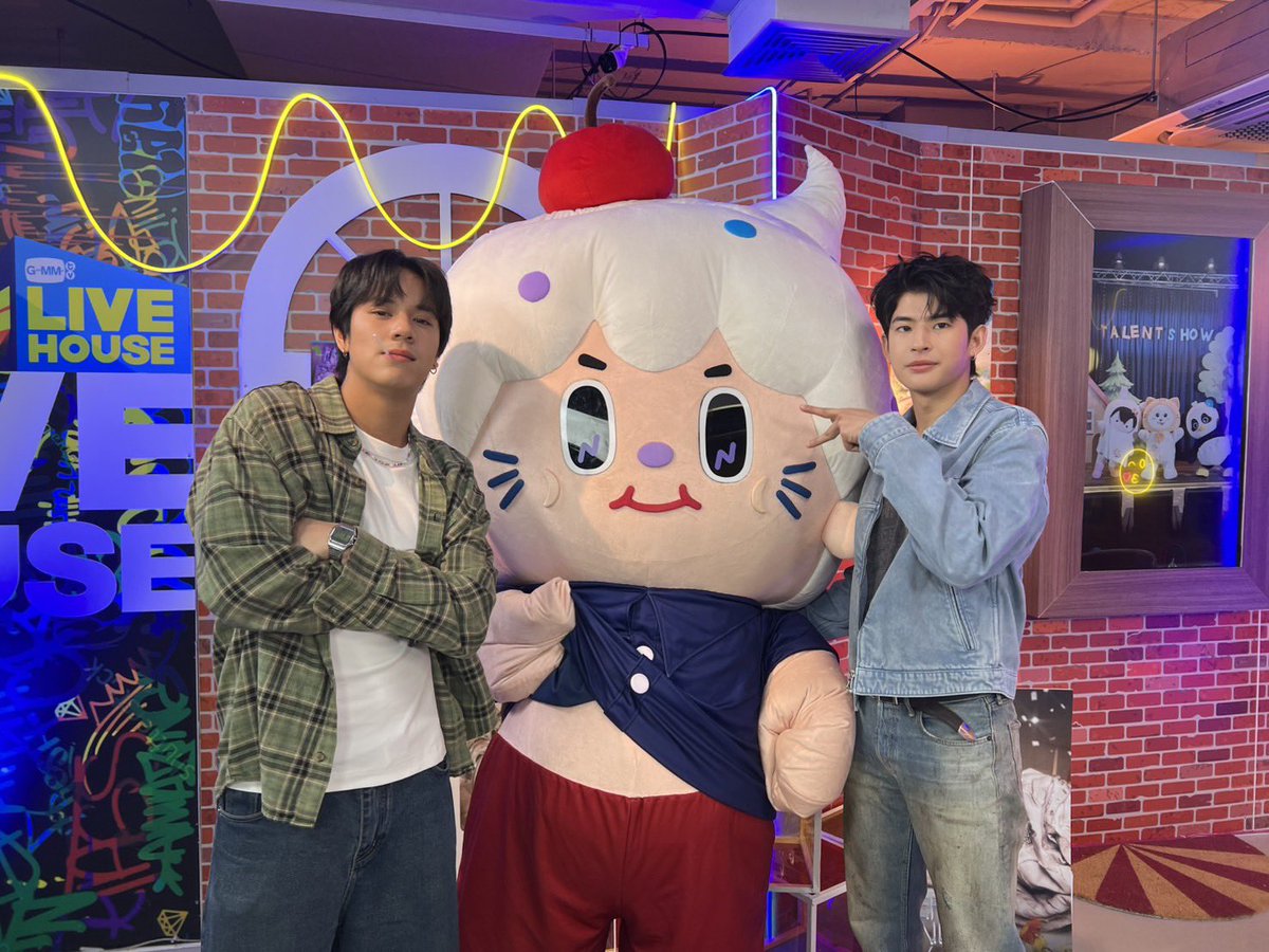 GMMTV's tweet photo. #GMMTVLiveHouse วันนี้อยู่กับ "มาร์ค" และ "นนน NILKNHAKE"  บอกเลยทั้ง 3 คนพร้อมคุยกันมากกก ใครพร้อมแล้ว มาเจอกันเลย!

YT : https://t.co/AnYHLZ1ZT2
TT : https://t.co/gdRjXTHxDQ

GMMTV Live House ทุกวันอังคาร และ พฤหัสบดี
เวลา 21:30 น. ทาง Youtube และ TikTok : GMMTV
#GMMTV https://t.co/ybZdjzWYES