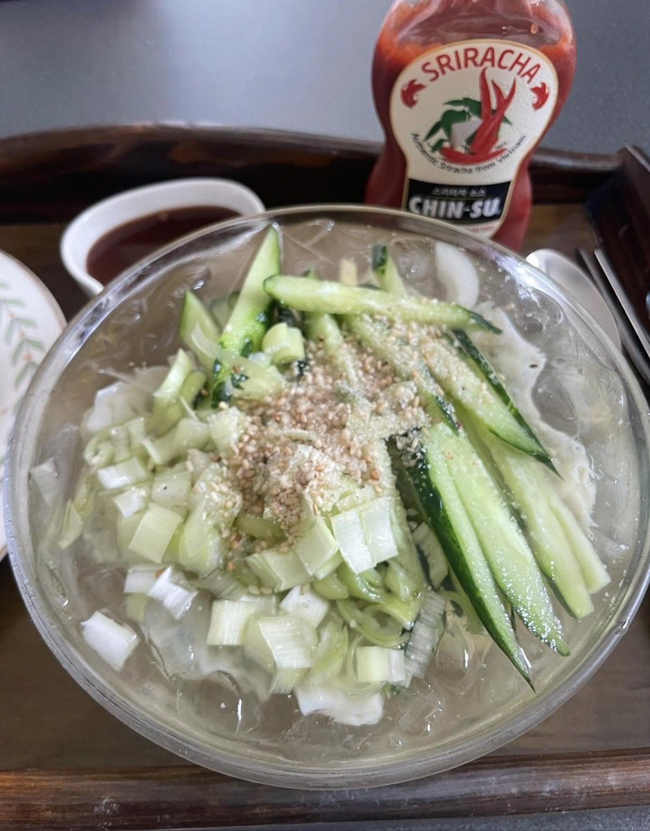 Alice71077's tweet photo. I made cold #dumpling soup using frozen dumplings, and it’s perfect for #summer! While enjoying it, I added Sriracha sauce for a spicy kick. This refreshing #dish is a great way to beat the heat! https://t.co/1Ty55xY0lV