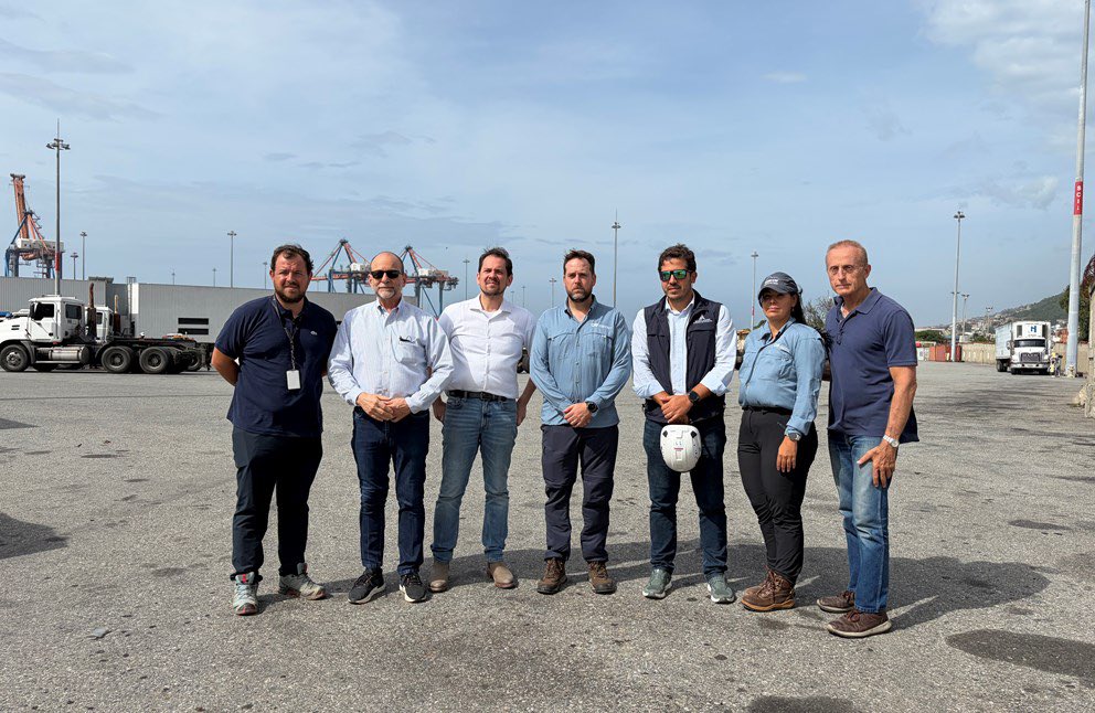 AgendaCAF's tweet photo. 🇻🇪 Desde La Guaira, CAF ratifica su apoyo a Venezuela y supervisa la respuesta a la emergencia.

Una delegación de CAF, encabezada por su representante en Venezuela, Xavier Prieto, visitó las comunidades afectadas para acompañar las labores de atención y reiterar el compromiso de la institución con la recuperación del país.

CAF creó el Fondo para la Recuperación y Reconstrucción de Venezuela, con un capital semilla de USD 1 millón y USD 300.000 destinados a ayuda humanitaria inmediata.

Lee más y haz tu aporte: https://t.co/pT1p9iybpk