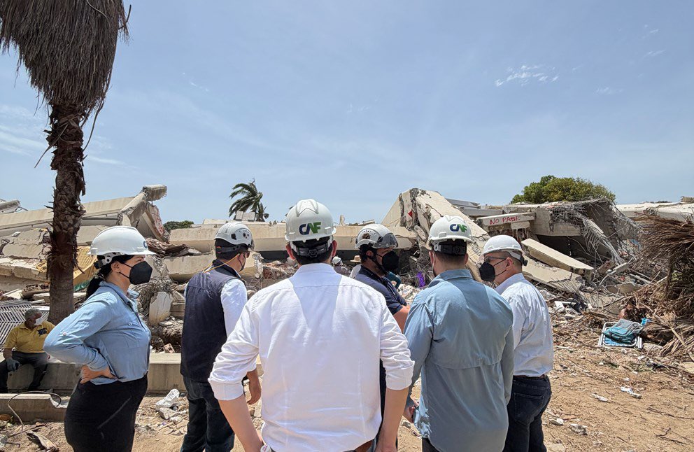AgendaCAF's tweet photo. 🇻🇪 Desde La Guaira, CAF ratifica su apoyo a Venezuela y supervisa la respuesta a la emergencia.

Una delegación de CAF, encabezada por su representante en Venezuela, Xavier Prieto, visitó las comunidades afectadas para acompañar las labores de atención y reiterar el compromiso de la institución con la recuperación del país.

CAF creó el Fondo para la Recuperación y Reconstrucción de Venezuela, con un capital semilla de USD 1 millón y USD 300.000 destinados a ayuda humanitaria inmediata.

Lee más y haz tu aporte: https://t.co/pT1p9iybpk