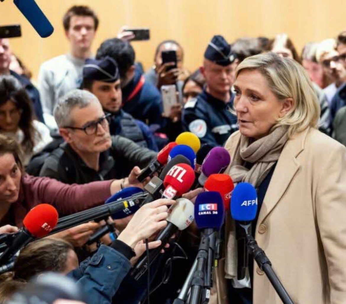 PPLeonelli's tweet photo. Une Présidence sous bracelet  électronique ?

La décision de la justice de permettre à Marine Le Pen de se présenter à l’élection présidentielle tout en lui imposant un bracelet électronique apparaît comme une manœuvre plus politique que judiciaire. Reconnaître sa culpabilité de détournement de fonds publics tout en lui permettant de se porter candidate crée un paradoxe électoral explosif. Ce bracelet, tel un sparadrap du Capitaine Haddock, devient un fardeau médiatique inévitable, rappelant à chaque apparition publique sa condamnation.

Cela soulève une question fondamentale : peut-on envisager une présidence avec un tel symbole de disqualification ? Si elle choisit de ne pas briguer l'Élysée, son dauphin, Jordan Bardella, pourrait lui emboîter le pas. Toutefois, il devra surmonter l’énorme défi de succéder à une figure aussi marquante que Marine Le Pen. Bien qu'il bénéficie de sondages favorables, il lui manque l'expérience nécessaire pour naviguer dans les tumultes d’une campagne présidentielle, un marathon violent jonché de pièges.

Une chose est certaine : le dilemme de cette situation ne concerne pas seulement Marine Le Pen, mais engage toute la nation dans une réflexion sur ses valeurs, ses choix et l’avenir qu'elle désire construire. La question centrale demeure : la France est-elle prête à confier son destin à une Présidente de la République sous bracelet électronique ? Les jeux sont loin d’être faits.