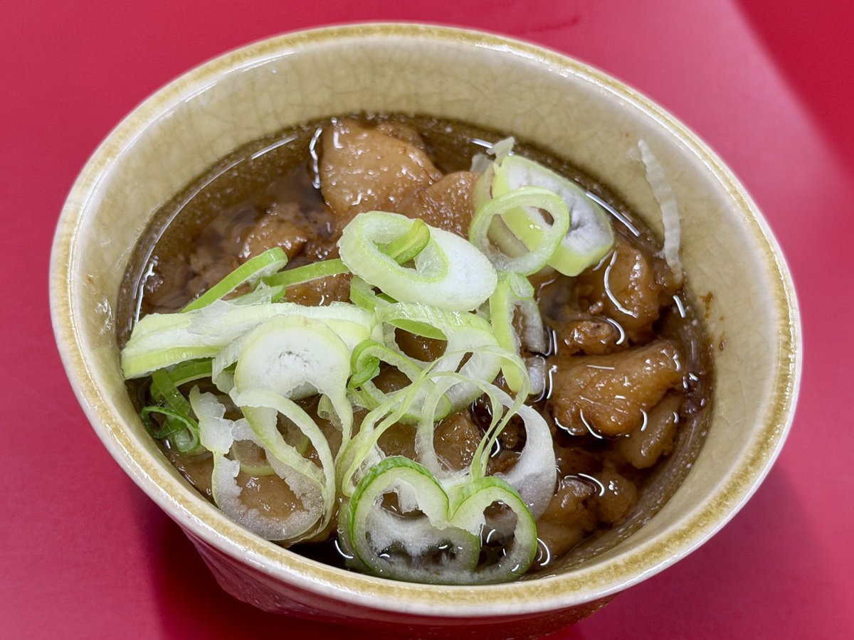 motomasa1217's tweet photo. 王道家直伝 との丸家@八潮(埼玉)
ラーメン+FS薬味ネギ+のり
半ライス、悪魔の背脂

ディナーわず🎵
分厚い動物の旨味に醤油のコクがビシッとキマった口福スープ🍜✨
強めの塩味に悪魔の背脂の甘さとコクをプラスすれば最幸😍
半ライスはセルフ悪魔の背脂丼にして頂けば至福💫

ご馳走様でしたm(_ _)m https://t.co/qfYnx9XMxz