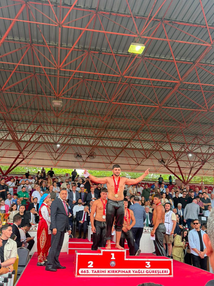 GSB_Afyon's tweet photo. Afyonkarahisarlı Güreşçi Yiğit Aktaş, Tarihi Kırkpınar Yağlı Güreşleri'nde Şampiyon Oldu

Edirne'de 3-5 Temmuz tarihleri arasında bu yıl 665'incisi düzenlenen Tarihi Kırkpınar Yağlı Güreşleri'nde Afyonkarahisar Sporcu Eğitim Merkezi (SEM) sporcusu Yiğit Aktaş, Deste Küçük Boy kategorisinde şampiyonluğa ulaştı.

Sporcumuzu ve antrenörleri Mehmet Ali Daylak, Şakir Bozkurt, Mehmet Yüksel ve Cihan Urhan’ı tebrik ediyor, başarılarının devamını dileriz.
@OA_BAK @gencliksporbak