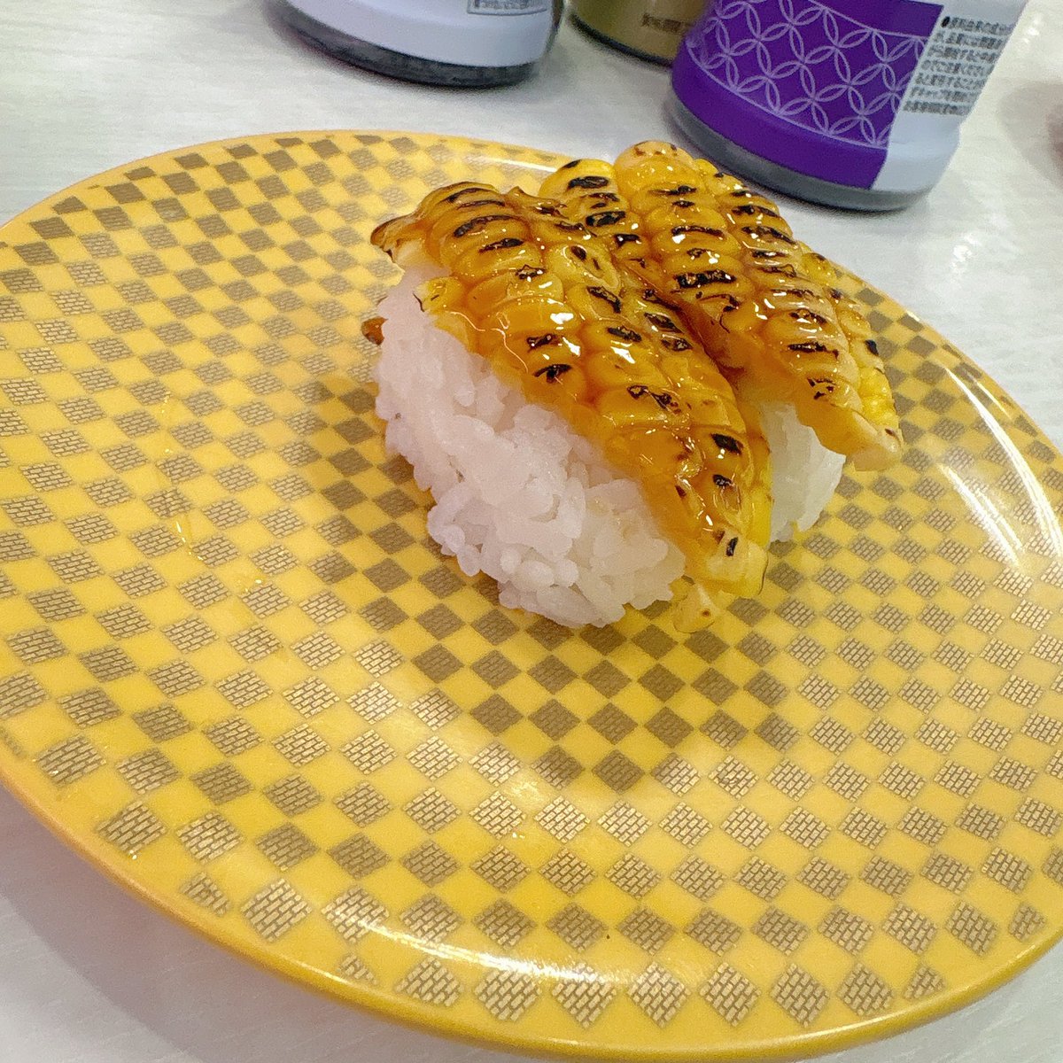 zenzai_kk's tweet photo. 魚べいに行ってきました。
コーンのお寿司の季節だ。
嬉しい。 https://t.co/94qriFf997