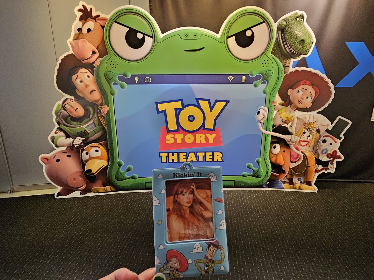 Me_Dan1elle's tweet photo. ᯓ..★.TOY STORY 5✮𐚁ఇ
テイラー達"結婚おめでとう"𖨆𖨆♡♡
 ╰────༺♡༻─────╯
ジェシーのトレカホルダーはリゾートのでもストアのでもなくセリアのが一番Tayっぽくてしっくりきたの(笑)
#トイストーリー５ #ToyStory5
#TaylorSwift #IKnewItIKnewYou https://t.co/XBQhFQwzfj