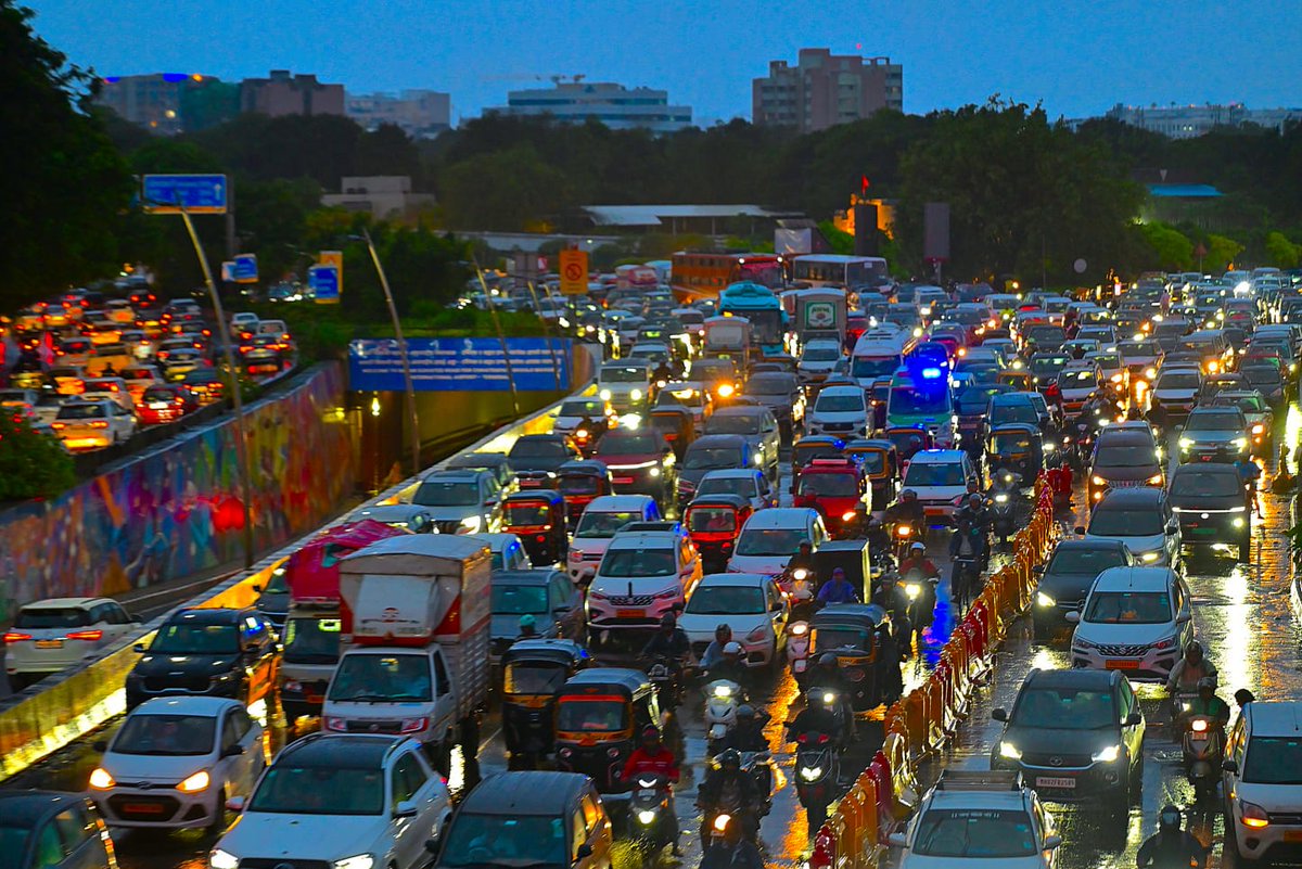 timesofindia's tweet photo. #InPics | Heavy rainfall lashed Mumbai's western suburbs on Tuesday evening, leading to massive traffic snarls on both the northbound and southbound lanes of the Western Express Highway. Commuters faced long delays as rain continued to impact movement across the city. 🌧️🚗

📷 Uma Kadam / TOI

News beyond the headlines — on the TOI App 👉 https://t.co/ogFaRsUKyn

#MumbaiRains #Mumbai #TrafficJam #HeavyRain #Monsoon #WeatherAlert #MumbaiTraffic #Maharashtra