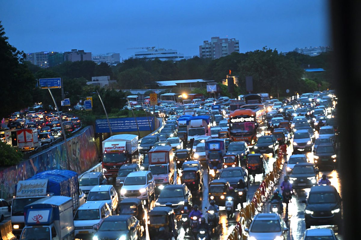 timesofindia's tweet photo. #InPics | Heavy rainfall lashed Mumbai's western suburbs on Tuesday evening, leading to massive traffic snarls on both the northbound and southbound lanes of the Western Express Highway. Commuters faced long delays as rain continued to impact movement across the city. 🌧️🚗

📷 Uma Kadam / TOI

News beyond the headlines — on the TOI App 👉 https://t.co/ogFaRsUKyn

#MumbaiRains #Mumbai #TrafficJam #HeavyRain #Monsoon #WeatherAlert #MumbaiTraffic #Maharashtra