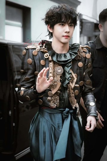 RiiZhanCheng99's tweet photo. The blend of classic charm and modern style makes Liu Xuan Cheng the ultimate muse for the new RonaldVanDerKemp collection.

#LiuXuanChengPFW 
#LiuXuanChengHCW27 #LiuXuanChengxRonaldVanDerKemp https://t.co/9CWHdmF1QE