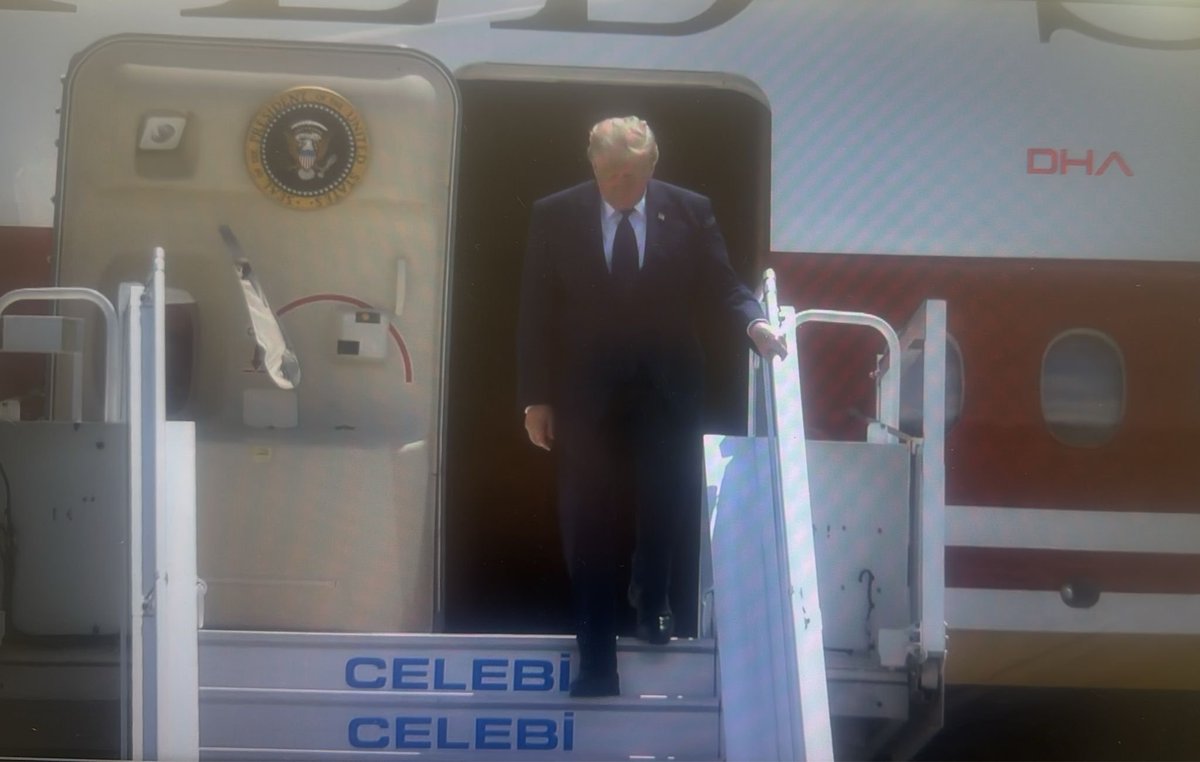 vestiturkey's tweet photo. Трамп в Анкаре... 

Подавляющее большинство турецкого народа называет его убийцей.

#Трамп #Анкарa #Trump #Ankara https://t.co/jPXELpQC4M