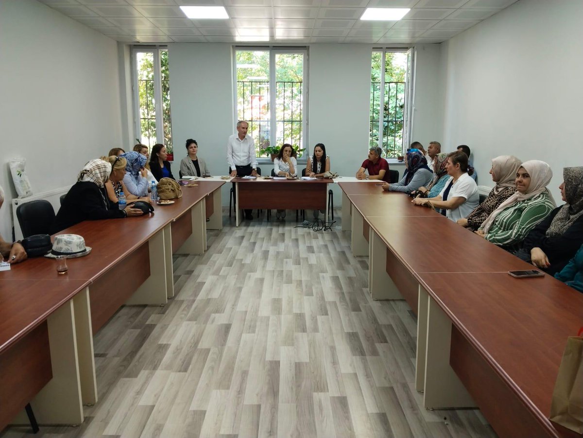 MuratliKAYMKMLK's tweet photo. Muratlı Sosyal Dayanışma Merkezi (SODAM) kursiyerleri ile kadınlarımız başta olmak üzere katılımcılarımızın üretim ve istihdam faaliyetleri kapsamında Tekirdağ Ticaret İl Müdürlüğünce düzenlenen Kadın Kooperatifleri ve Bakanlık Destekleri Kurulu Seminer 06.07.2026 Pazartesi+ https://t.co/976rQ4xEEj