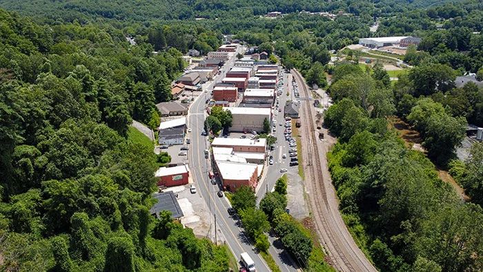BullMooseProj's tweet photo. Spruce Pine holds the world's dominant supply of high-purity quartz.

That quartz becomes the crucibles that hold molten silicon while it is grown into the wafers inside every advanced chip. Take it away and yields fall, and costs climb across the entire industry. https://t.co/y4eP0C69YV