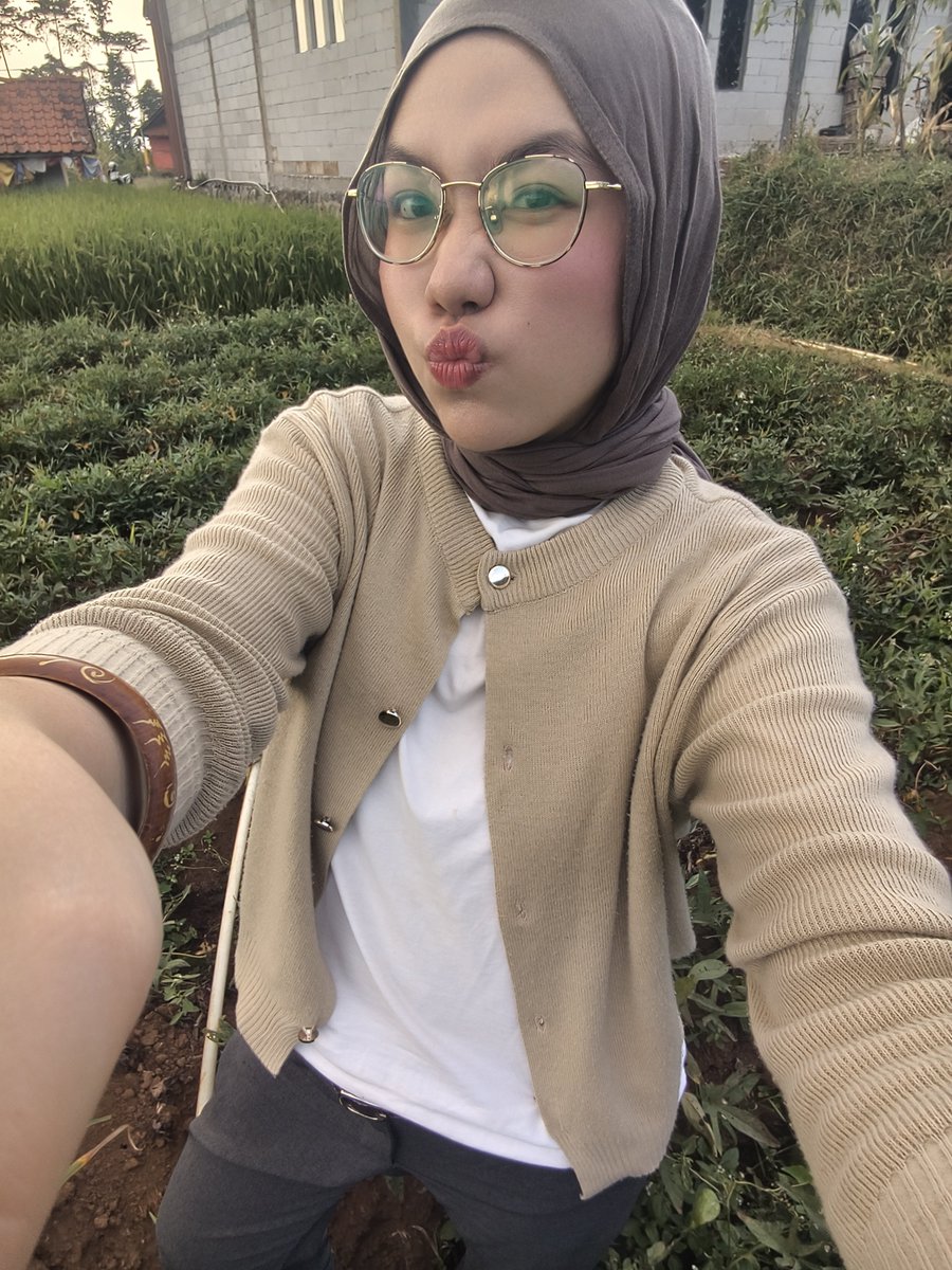 jibruil's tweet photo. walau salah outfit tapi menurut gw pergi ke cilembu was sooooo fun (dalam kehidupan yang serba fast pace ini gw suka bgt ke desa liat slow living dan ke mundane-nan hidup apakah gw bermindset hometown cacaca yah gak ada yg tau) https://t.co/hwhnj6USkU