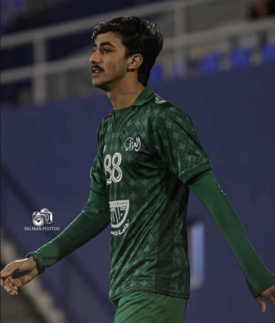 Khalafm's tweet photo. والد عبدالله القرزعي وقع للكويت 

عبدالله موقع مع العربي عقد 5 سنوات في المراحل السنية
والد اللاعب وقع مع العربي عقد سنة واحدة فقط الموسم الماضي ليتمكن من تمثيل الفريق الاول براتب شهري 500 دينار

انتهى العقد نهاية شهر 6 الماضي

ولعدم اكتمال السن القانوني لللاعب وقع والد لللاعب عقد انضمام اللاعب لنادي الكويت مقابل 30 الف دينار بالموسم