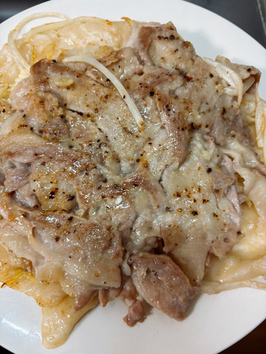 ria0625's tweet photo. 広島お好み焼きを自宅で作ってみた٩( 'ω' )و🥢
ひっくり返すヘラ(？)がないから、フライパン返し1個でがんばった💥

#おうちごはん https://t.co/lppGRDtQAe