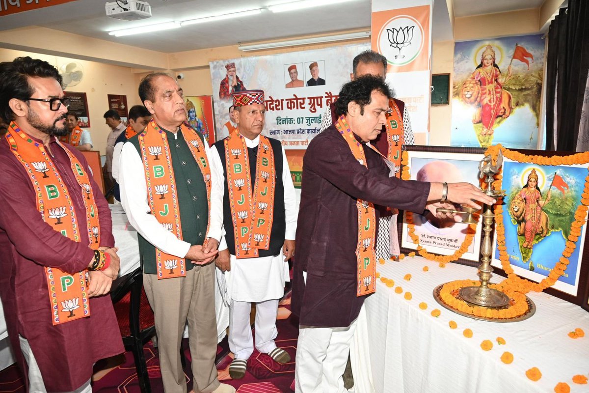 ptshrikant's tweet photo. हिमाचल प्रदेश के शिमला स्थित भाजपा प्रदेश मुख्यालय में @BJP4Himachal के प्रदेश अध्यक्ष श्री @rajeevbindal जी की अध्यक्षता में आयोजित प्रदेश भाजपा कोर ग्रुप बैठक में सहभागिता।

इस बैठक में भाजपा के नेता प्रतिपक्ष एवं पूर्व मुख्यमंत्री श्री @jairamthakurbjp जी, सांसद एवं पूर्व केंद्रीय मंत्री श्री @ianuragthakur जी, प्रदेश संगठन मंत्री श्री @siddharthanbjp जी, सांसद श्री @iSureshBjp जी, प्रदेश महामंत्री एवं राज्यसभा सांसद श्री @SikanderBJP जी, प्रदेश सह-प्रभारी श्री @SanjayTandonBJP जी और राज्यसभा सांसद श्री @harshmahajanMP जी सहित कोर ग्रुप के सभी सदस्य उपस्थित रहे। @BJP4India @BJP4UP