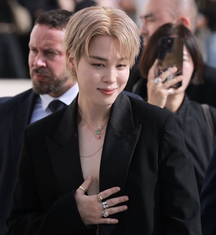 museipity's tweet photo. #JikookAu   |   Contraluz    📸

onde o sumiço do modelo Park Jimin após uma crise se torna manchete ao redor do mundo.

ou...

onde um fotógrafo registra, sem querer, o homem mais procurado do momento — e perde justamente a única pessoa que nunca quis transformar em fotografia. https://t.co/ohzpphh7aZ