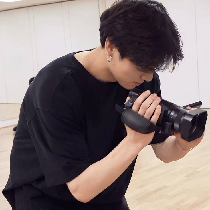 museipity's tweet photo. #JikookAu   |   Contraluz    📸

onde o sumiço do modelo Park Jimin após uma crise se torna manchete ao redor do mundo.

ou...

onde um fotógrafo registra, sem querer, o homem mais procurado do momento — e perde justamente a única pessoa que nunca quis transformar em fotografia. https://t.co/ohzpphh7aZ