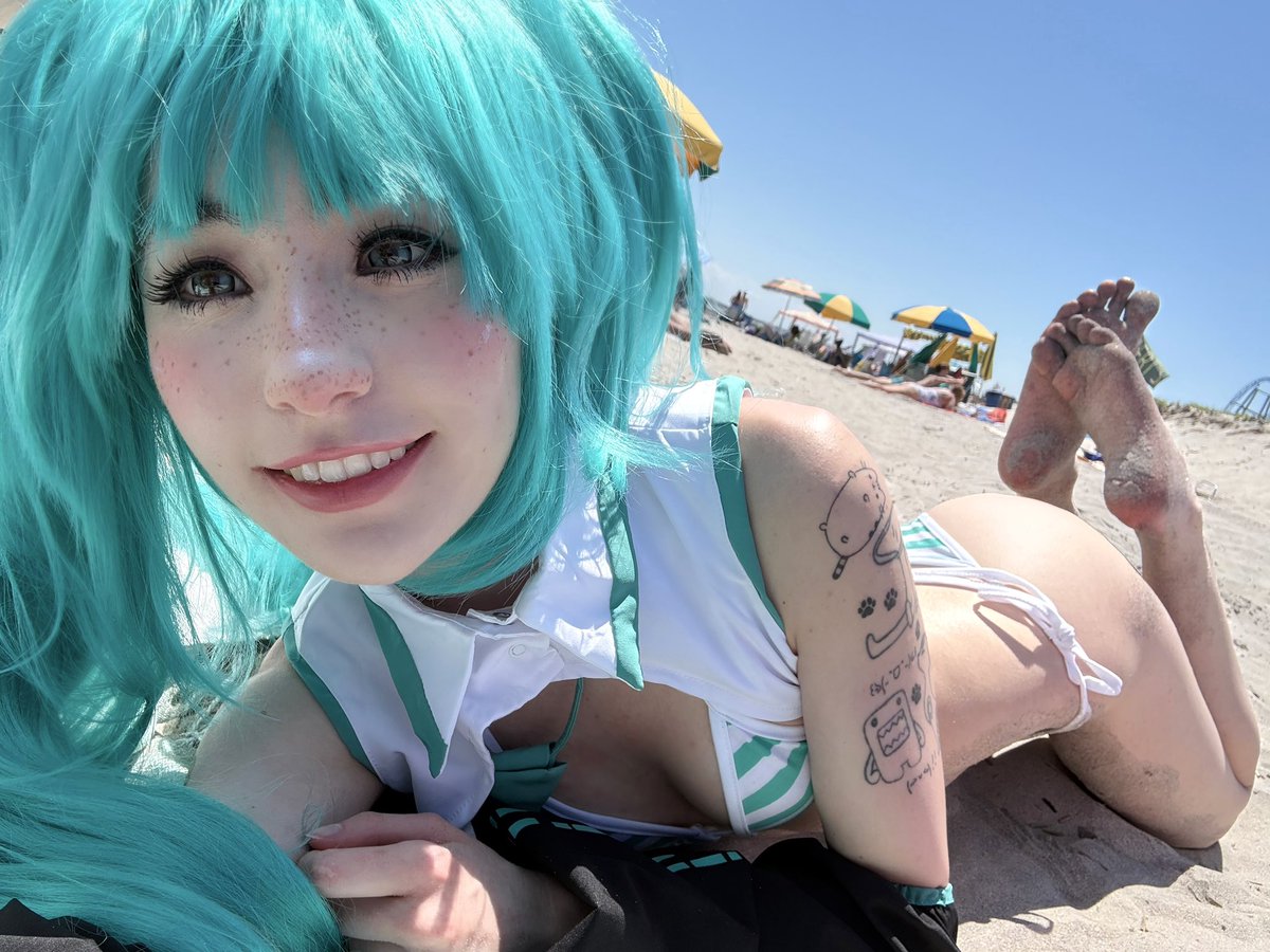 sammynoodlesoup's tweet photo. miku beach day https://t.co/iA9x6QD5HD