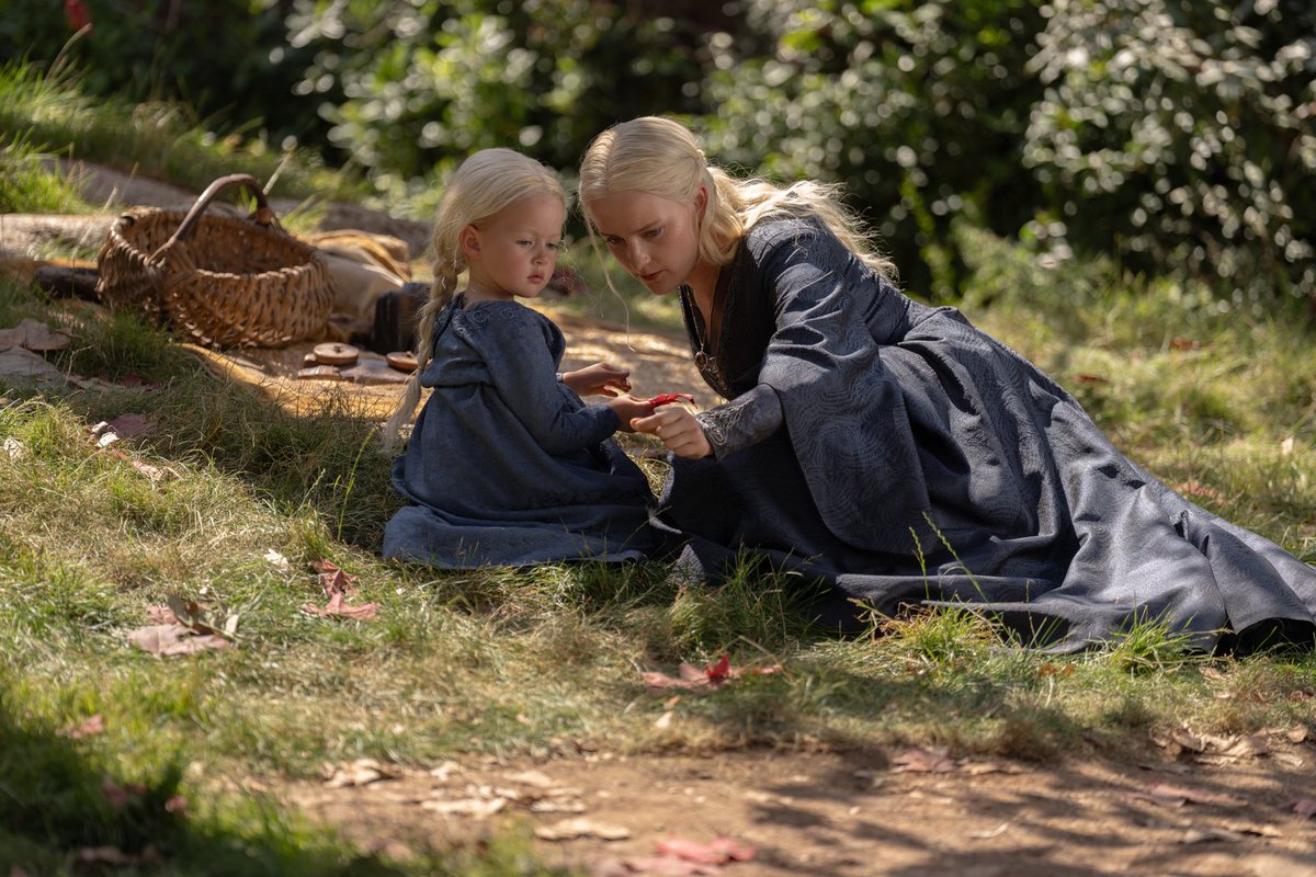 bestofphia's tweet photo. new stills of phia saban as queen helaena targaryen in “house of the dragon” 3.04 https://t.co/C4ZwrPX9A5