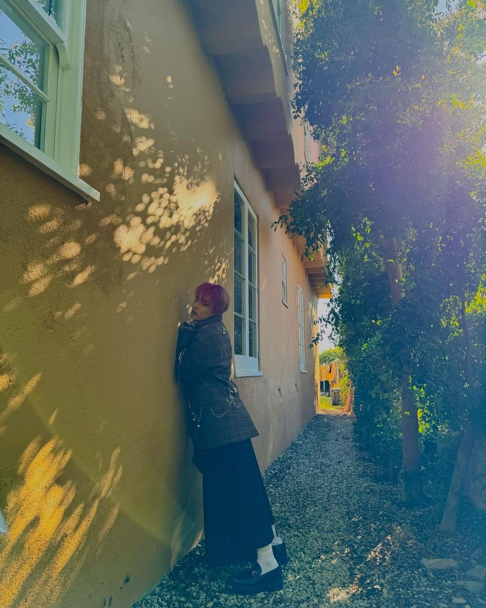 hongphoria's tweet photo. I’M STILL THINKING ABOUT THIS HONGJOONG (what a beautiful pleated skirt on herrrrrr) https://t.co/VtS5JoomAA