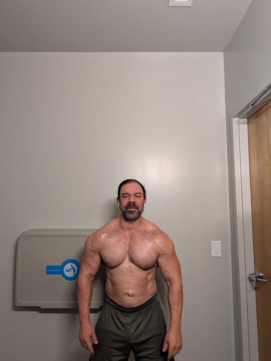 ultracon27's tweet photo. Just being my huge self!

#hung #buff https://t.co/xHCJy78Ilo