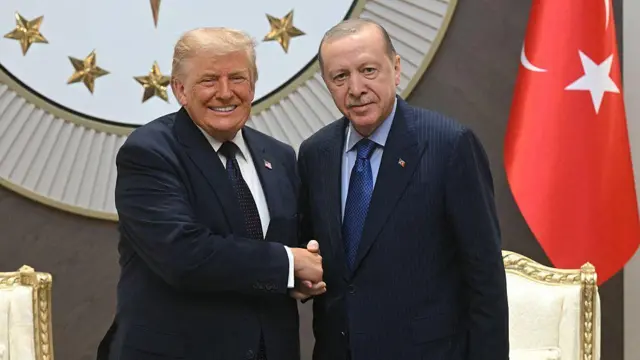 vestiturkey's tweet photo. Президент Турции Эрдоган тепло приветствовал президента США Трампа, прибывшего в Анкару на саммит НАТО.

#НАТО #Nato #Эрдоган #Трамп #Анкарa #Ankara https://t.co/v6u9X18Bd2