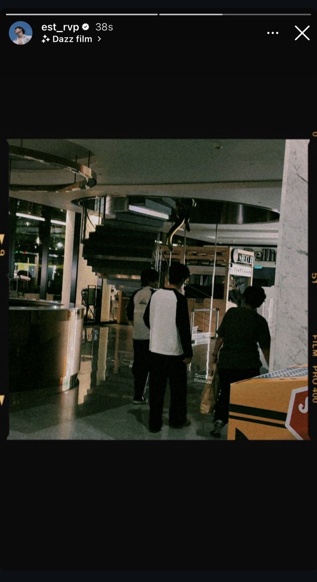 KIDMYBAM's tweet photo. 7.7 วันนี้ ดาราชั้น30 ไลฟ์กันระนาว ผลคือระหว่างไลฟ์วันนี้

น้องเอสไปหาเพิ้ด
น้องเอสไปหาแซนต้า
เพิ้ดมาหาน้องเอส
น้องเอสหนุ่มวายเพิ้ดต้า

#PerthTanapon 
#Santapp 
#est_rvp 
#perthsanta https://t.co/ErtlIVFwVK